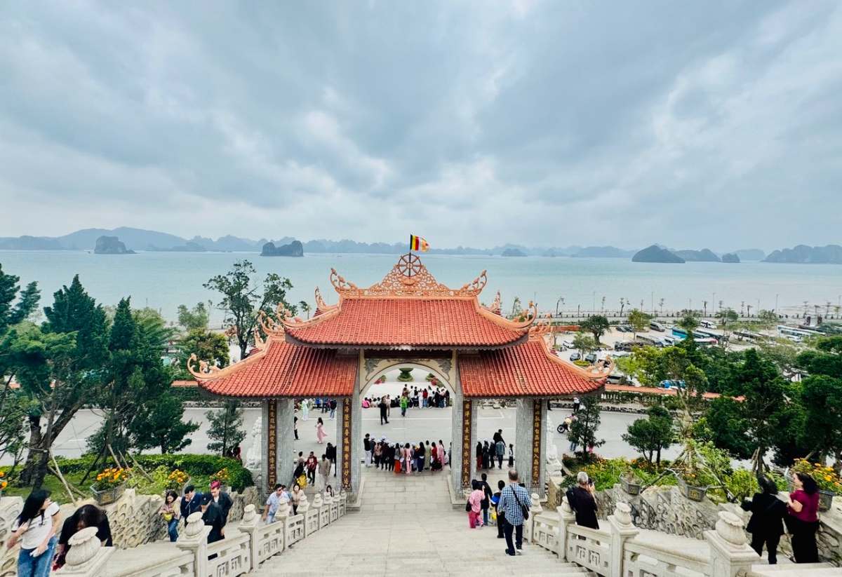 Ngôi chùa có vị trí tựa sơn hướng hải. Ảnh: Linh Boo