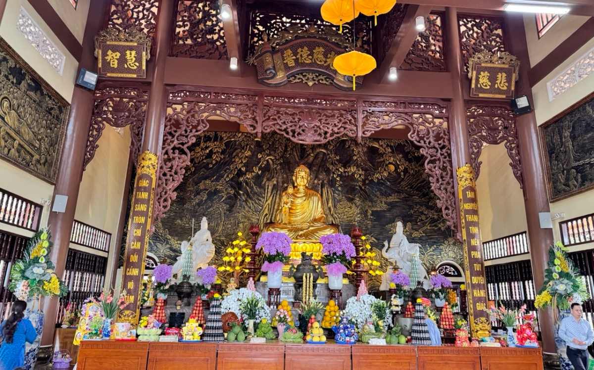 Tượng phật bên trong chùa. Ảnh: Linh Boo