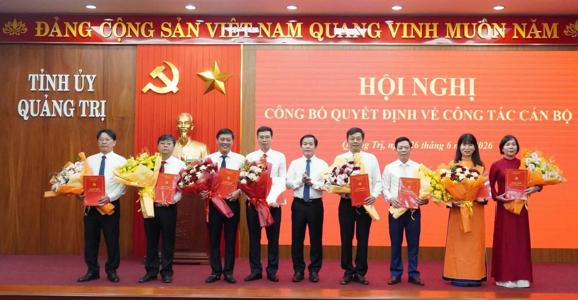 Mr. Nguyen Van Phuong - Secretary of Quang Tri Provincial Party Committee presents decisions and flowers to congratulate the Party Committee secretaries of communes. Photo: Van Hai