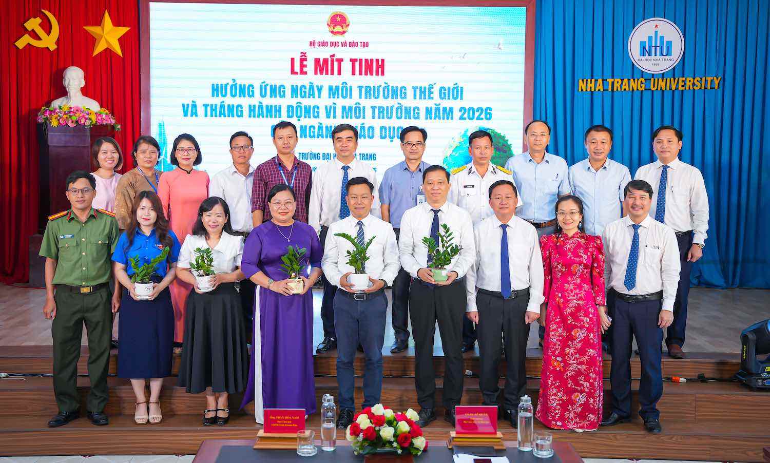 The education sector coordinates with Khanh Hoa province to call on the community to join hands in actions for climate and environmental protection. Photo: Huu Long