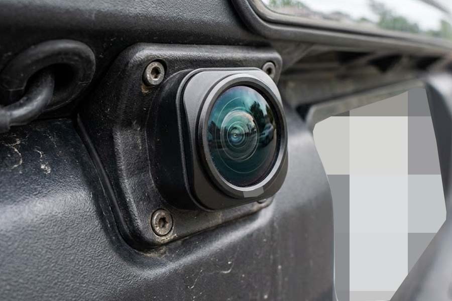 Many drivers only pay attention to cleaning the car body and forget the car's reversing camera. This habit can reduce visibility and increase repair costs. Photo: Cat Tien