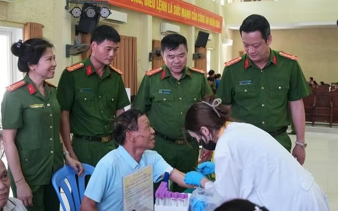 Leaders of Nghe An Provincial Police visit and encourage relatives of martyrs at the DNA sample collection point in Truong Vinh ward. Photo: Nghe An Police