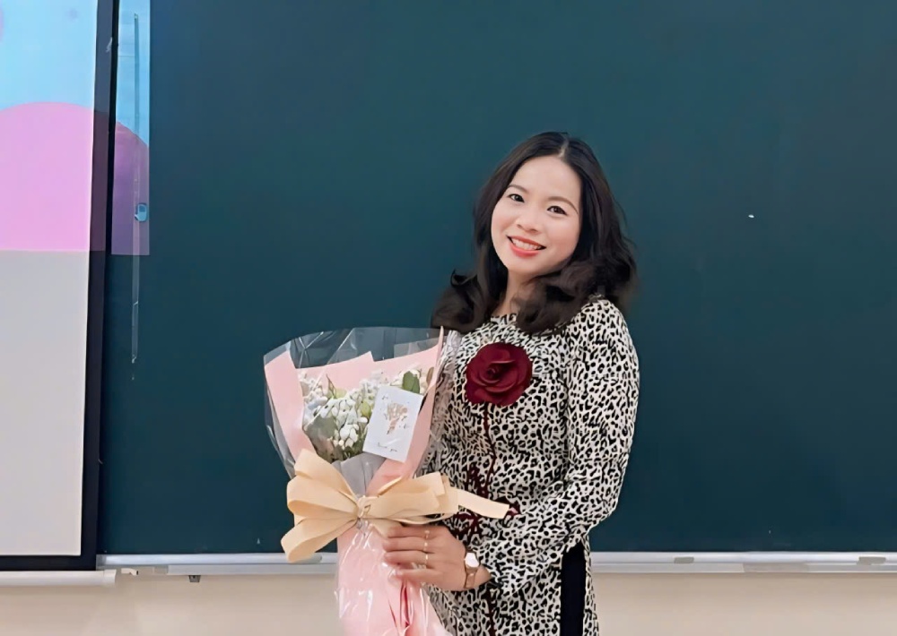 Teacher Nguyen Thu Huong is happy because of success in her career and happy family. Photo: NVCC