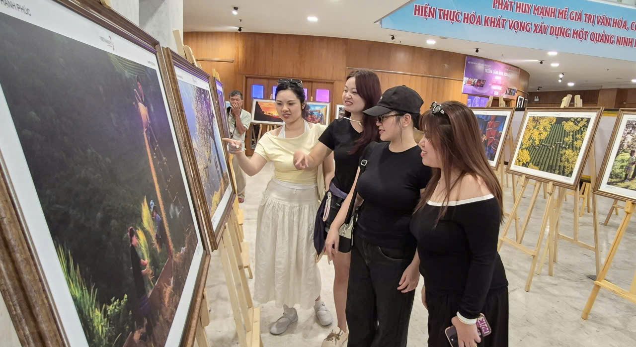People and tourists visit the photo and video exhibition "Happy Vietnam" on the morning of June 26, 2026. Photo: Nguyen Hung
