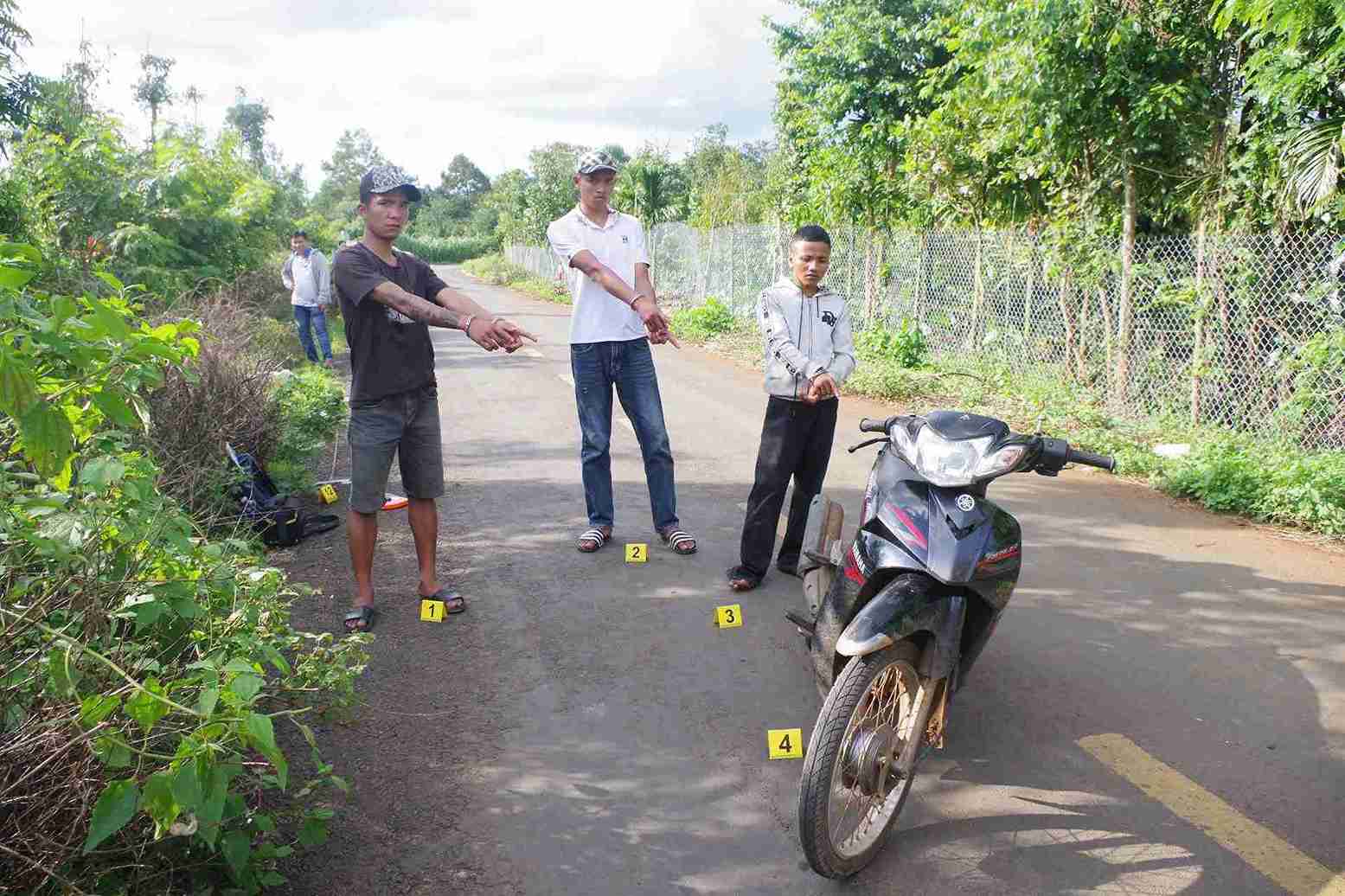 Cơ quan chức năng xử lý 3 đối tượng dùng dao cướp tài sản của nhóm học sinh ở Đắk Lắk. Ảnh: Công an cung cấp