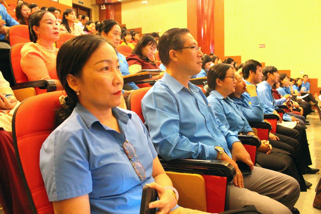 Đại biểu tham dự chương trình. Ảnh: Thanh Mai