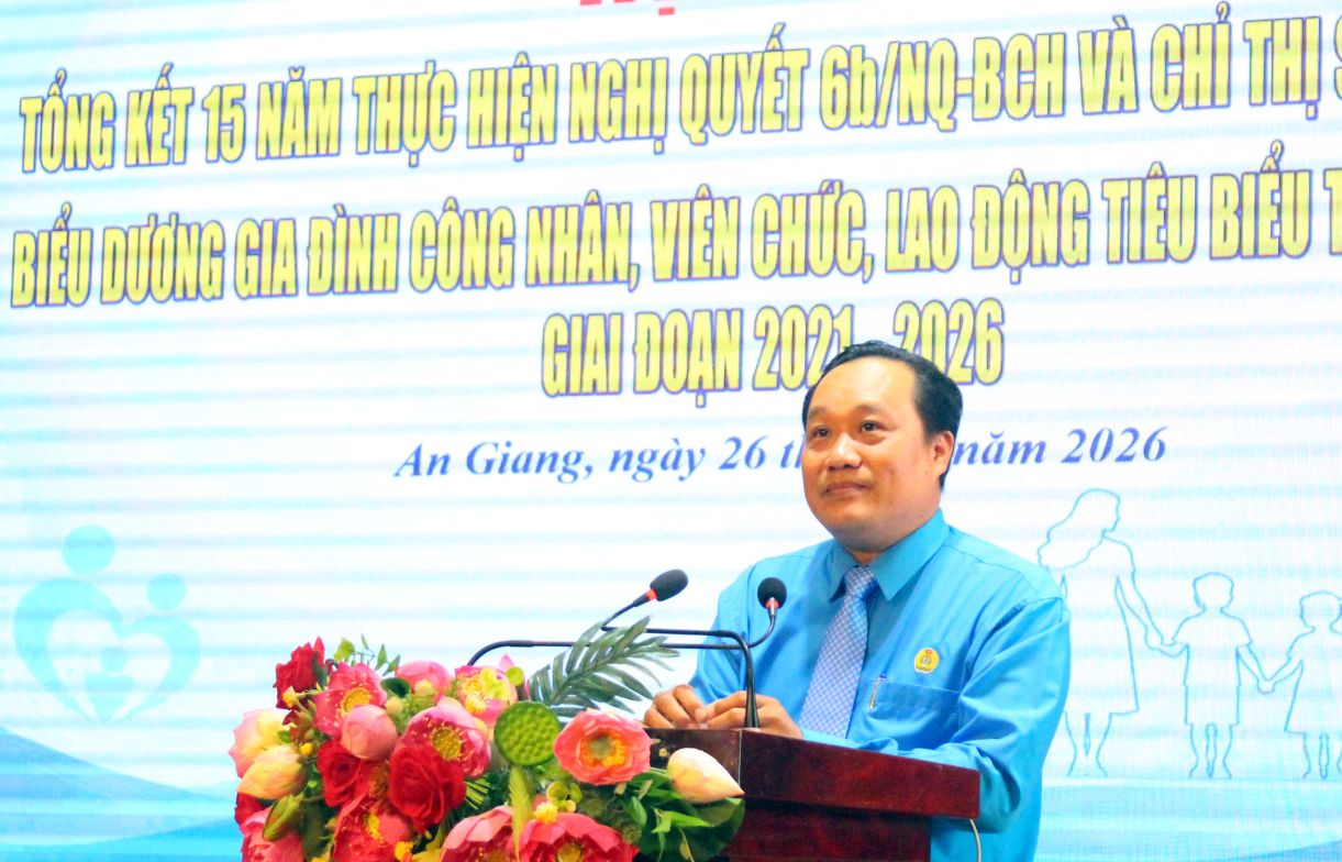 Ông Phạm Văn Đằng - Phó Chủ tịch LĐLĐ tỉnh An Giang- báo cáo tổng kết  Nghị quyết số 6b/NQ-BCH và Chỉ thị số 03/CT-TLĐ. Ảnh: Thanh Mai