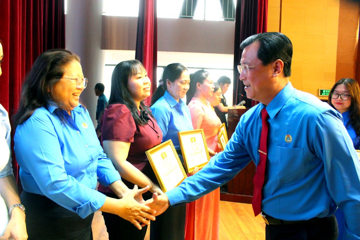 Phó Chủ tịch LĐLĐ tỉnh An Giang Nguyễn Nhật Tiến trao biểu dương cho các cá nhân tiêu biểu. Ảnh: Thanh Mai