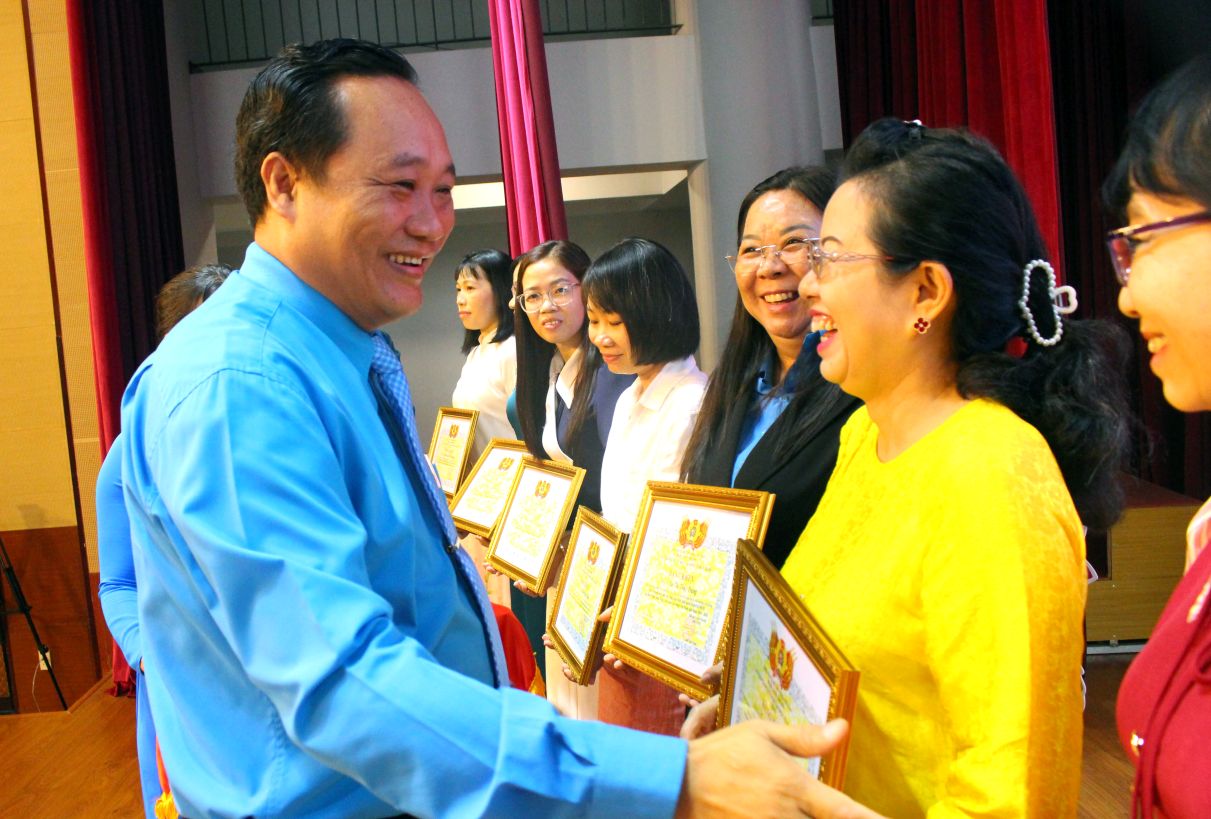 Phó Chủ tịch LĐLĐ tỉnh An Giang Phạm Văn Đằng trao biểu dương tại hội nghị. Ảnh: Thanh Mai