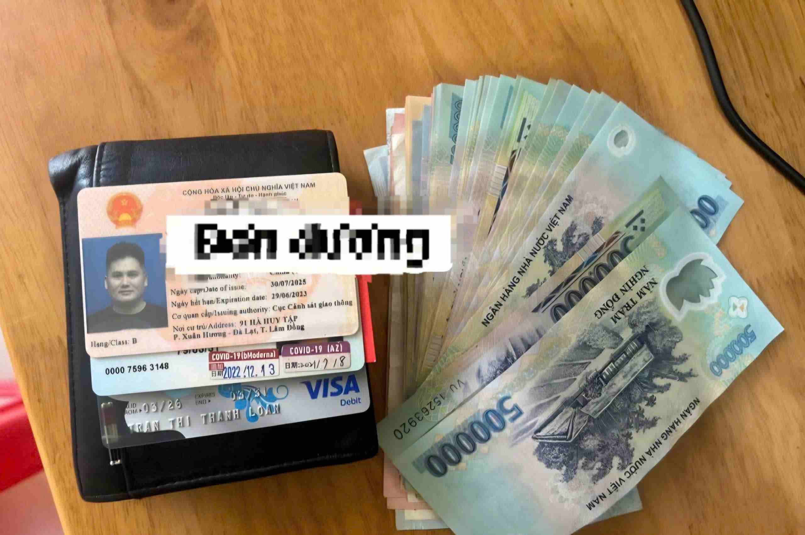Chiếc ví cùng số tiền và các giấy tờ tùy thân người dân nhặt được mang đến công an giao nộp. Ảnh: Công an 