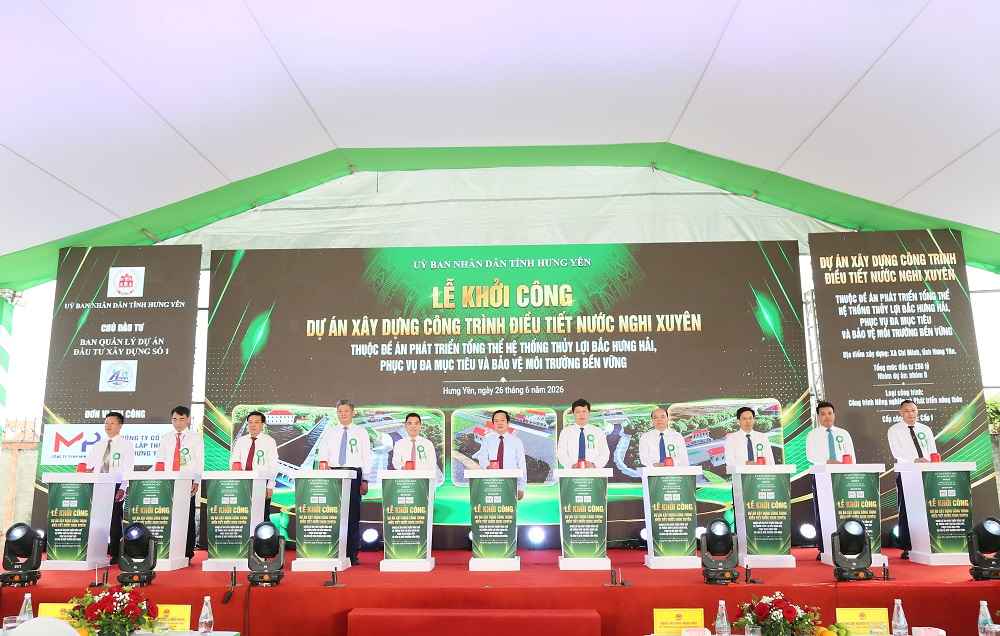 Các đại biểu tham dự lễ khởi công Dự án xây dựng công trình điều tiết nước Nghi Xuyên. Ảnh: Tất Đạt