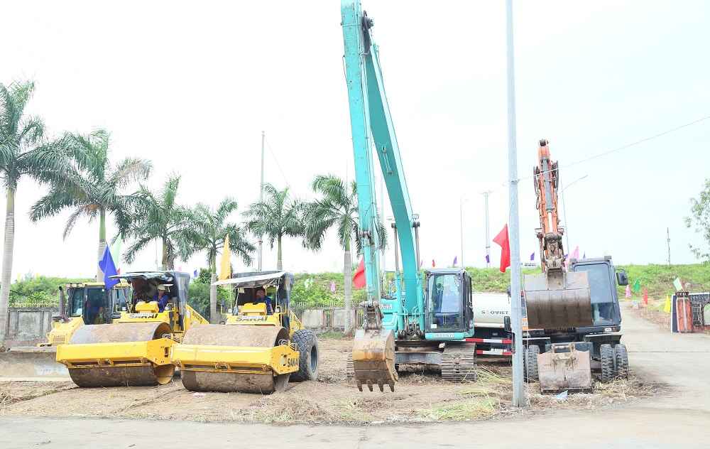 Machinery is mobilized to serve the construction of the Nghi Xuyen water regulation project. Photo: Tat Dat