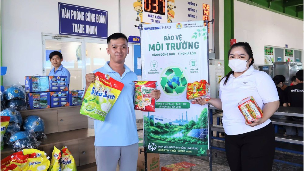 Đổi chai nhựa lấy quà cũng nhằm lan tỏa tinh thần bảo vệ môi trường trong toàn thể đoàn viên, người lao động. Ảnh: CĐCS Công ty