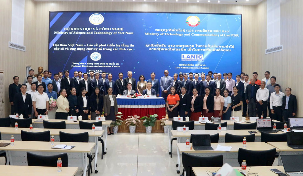 Các đại biểu tham dự Hội thảo Việt Nam - Lào về phát triển hạ tầng tin cậy số và ứng dụng chữ ký số tại Viêng Chăn. Ảnh: Bộ KHCN