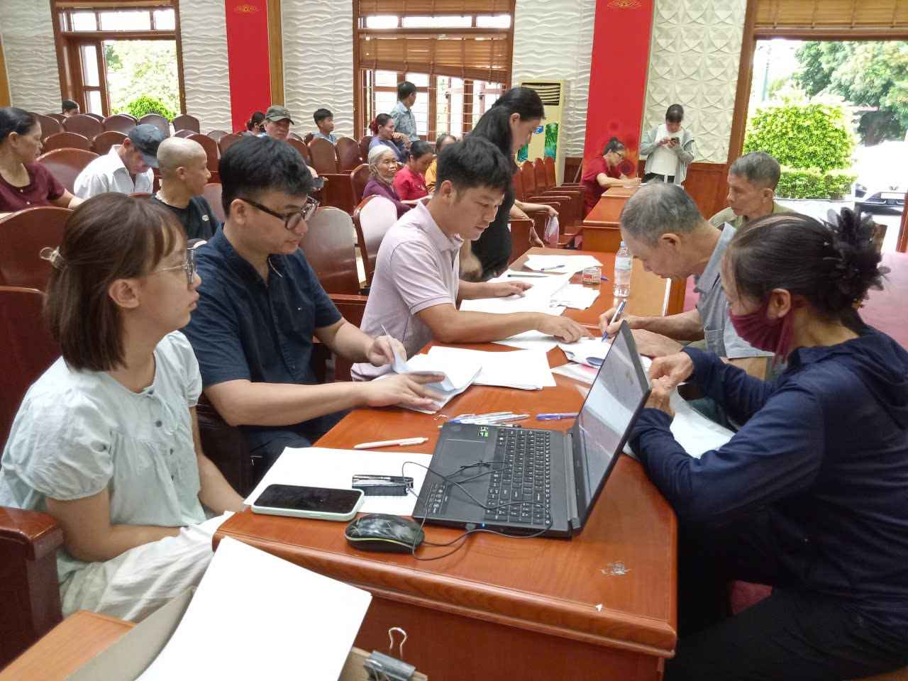 Buổi thực hiện chi trả tiền bồi thường, hỗ trợ cho người dân phục vụ dự án Vành đai 3.5. Ảnh: Xã Nghĩa Trụ