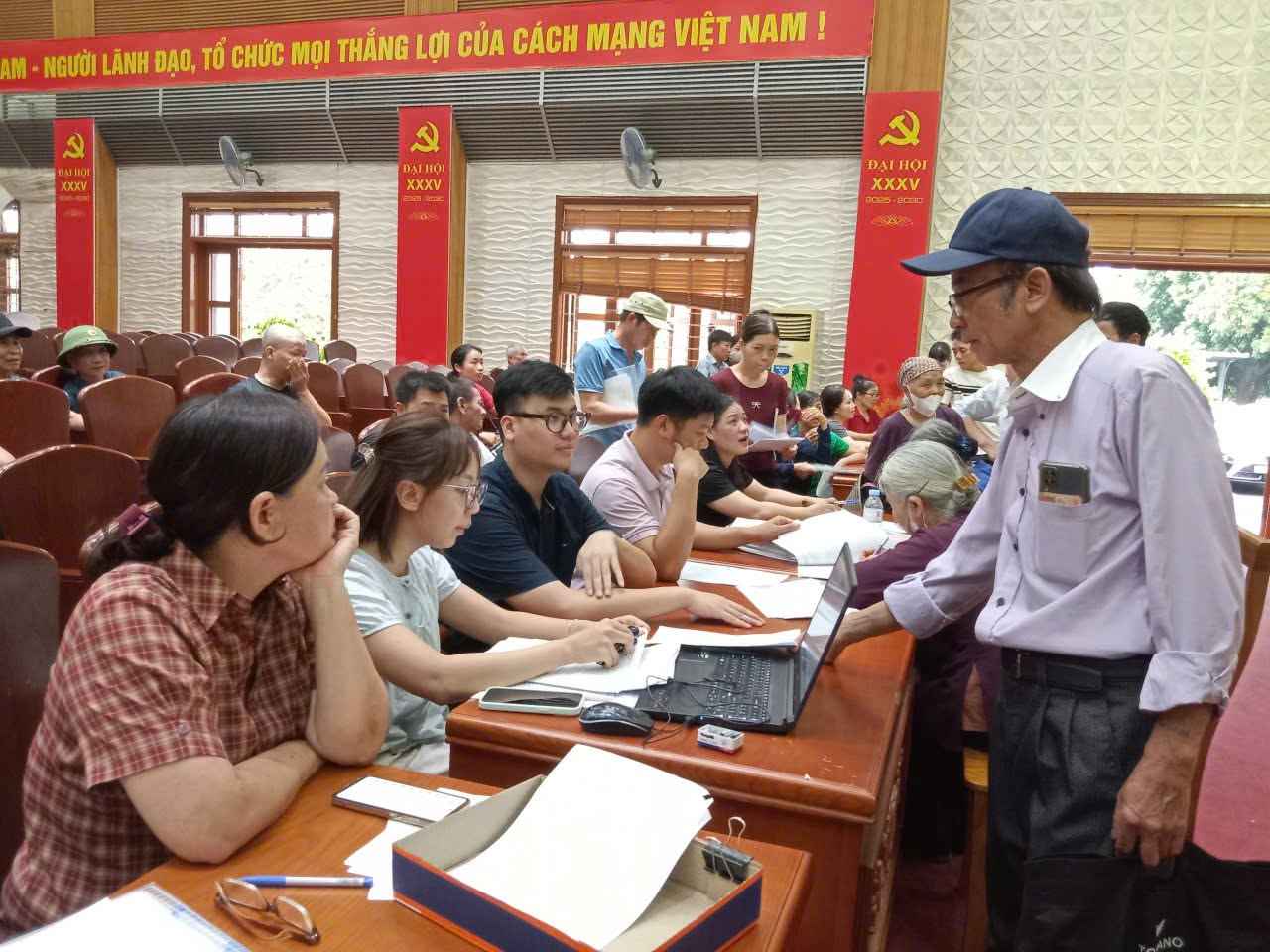 Les habitants effectuent les démarches pour recevoir l'aide financière pour la libération du site dans la commune de Nghĩa Trụ, Hưng Yên. Photo: Commune de Nghĩa Trụ