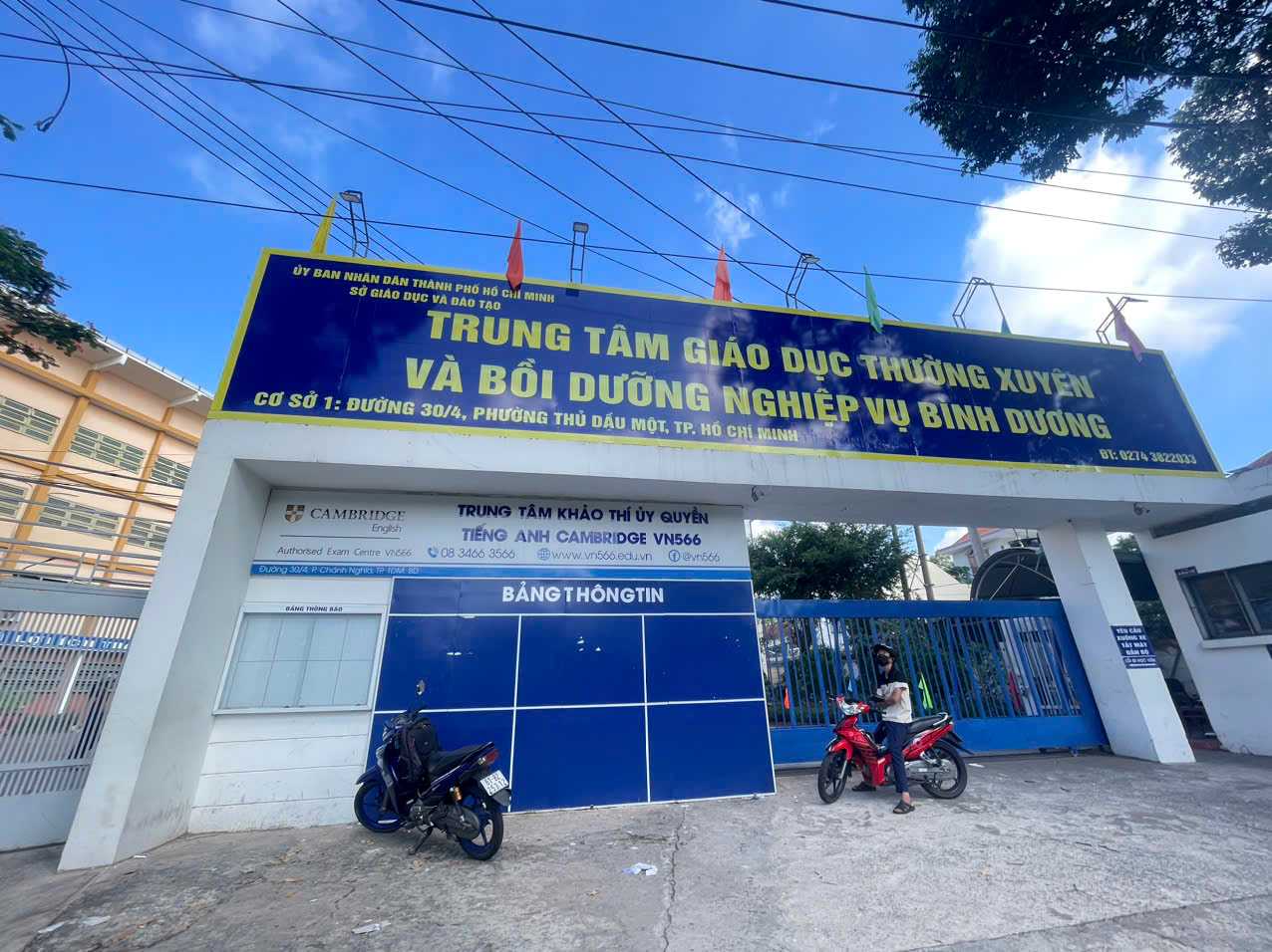 Theo ghi nhận ngày 26.5, phụ huynh và học sinh đến nộp hồ sơ không còn đông. Ảnh: Đình Trọng