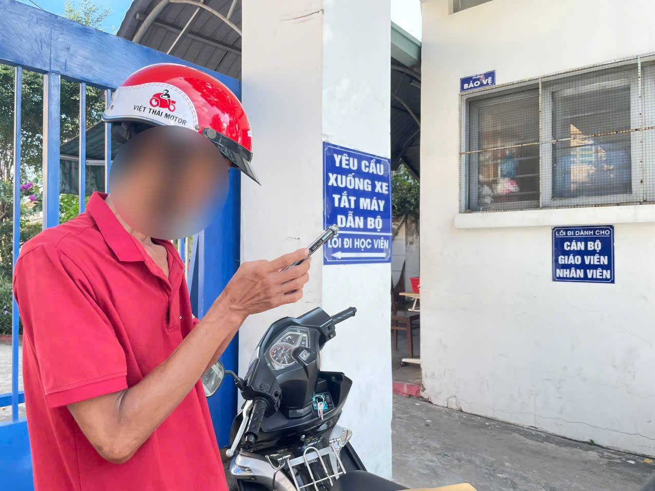 Phụ huynh đến mua hồ sơ đăng ký xét tuyển vào Trung tâm GDTX Bình Dương. Ảnh: Đình Trọng