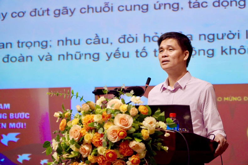 Standing Vice President of the Vietnam General Confederation of Labor Ngo Duy Hieu reports at the conference. Photo: Mai Anh.