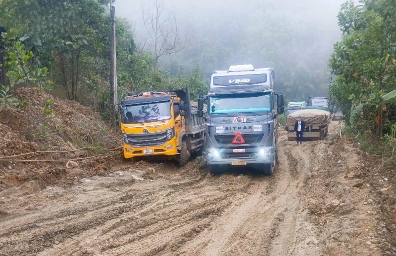National Highway 14D is wrecked, causing trade stagnation, causing division and isolation of people in Da Nang border areas during the rainy and flood season. Photo: Hoang Bin