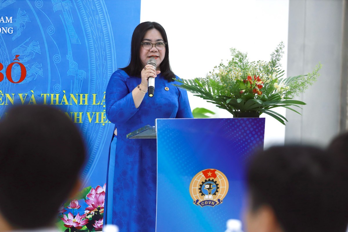 Bà Trần Thị Xuân Thắm, Chủ tịch Công đoàn phường Hàm Thắng giao nhiệm vụ cho công đoàn cơ sở vừa thành lập. Ảnh: Duy Tuấn 