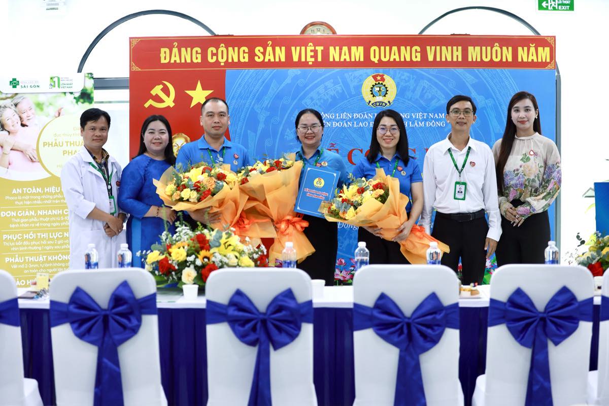 Trao quyết định thành lập công đoàn cơ sở cho Ban chấp hành lâm thời. Ảnh: Duy Tuấn 