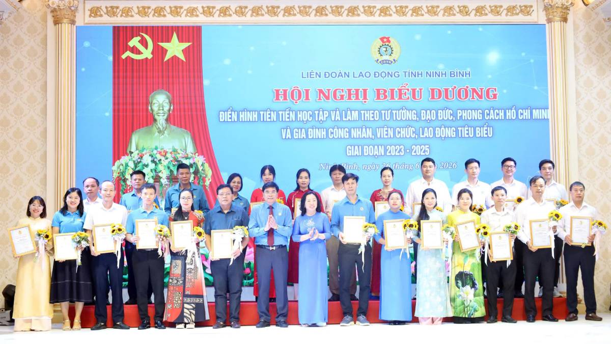 Lãnh đạo Tổng LĐLĐ Việt Nam và LĐLĐ tỉnh Ninh Bình trao chứng nhận cho các công đoàn cơ sở xuất sắc. Ảnh: Hà Vi