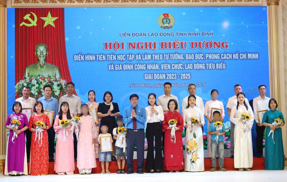 Ninh Binh Provincial Labor Federation commends typical families of workers, civil servants, and laborers in the period 2023 - 2025. Photo: Ha Vi