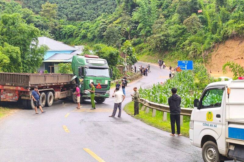 Accident between a tractor-trailer and a motorbike on National Highway 4G, Na Vien slope section, Chieng Mai commune, Son La province, killing 1 person and seriously injuring 2 others. Photo: Nguyen Luong