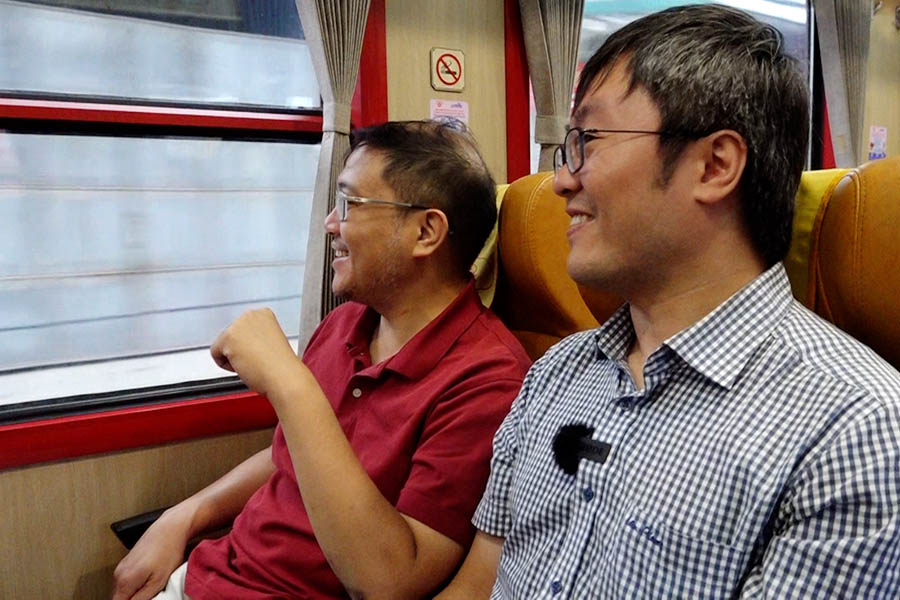 On the train bringing doctors and nurses from Hanoi to Bach Mai 2 Hospital for work