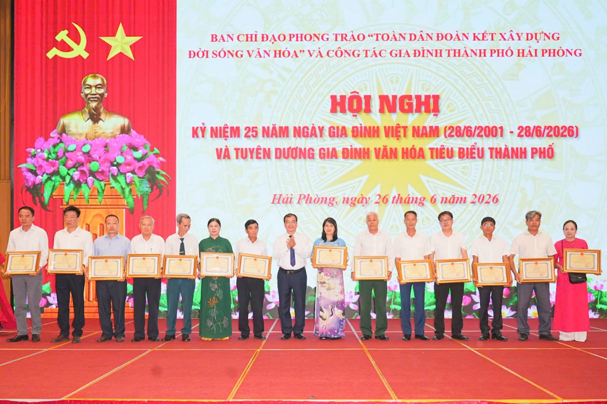 Representatives of families were commended and rewarded at the Conference. Photo: Hai Phong e-Portal