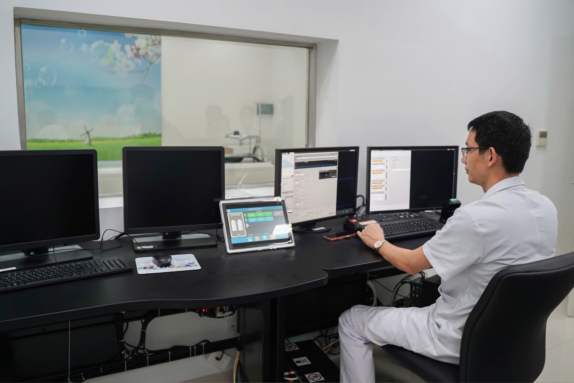 Hệ thống máy móc, thiếu bị hiện đại đã được lắp đặt hoàn thiện và hoạt động ngay trong ngày đầu tiên. Ảnh: Tô Thế