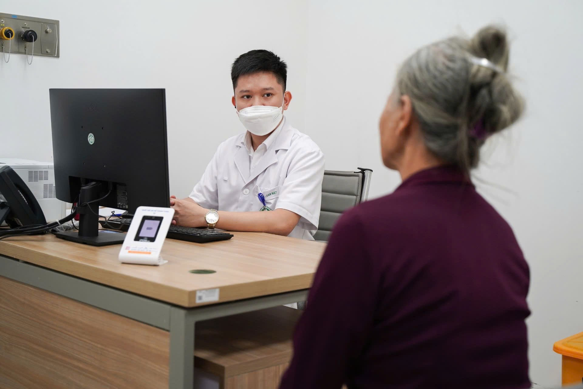 Những người bệnh đầu tiên được tiếp đón tại Bệnh viện Bạch Mai cơ sở 2. Ảnh: Tô Thế