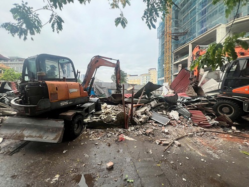 Tháo dỡ 8 công trình tại Phú Diễn để triển khai dự án. Ảnh: Minh Hạnh 