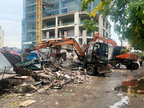 Phu Dien forced 8 projects to lengthen Hoang Quoc Viet street. Photo: Tuan Dung