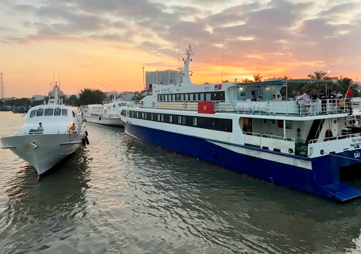 El ferry de alta velocidad sale de Phan Thiết para llevar a los turistas a la isla Phú Quý. Foto: Ngọc Ngân