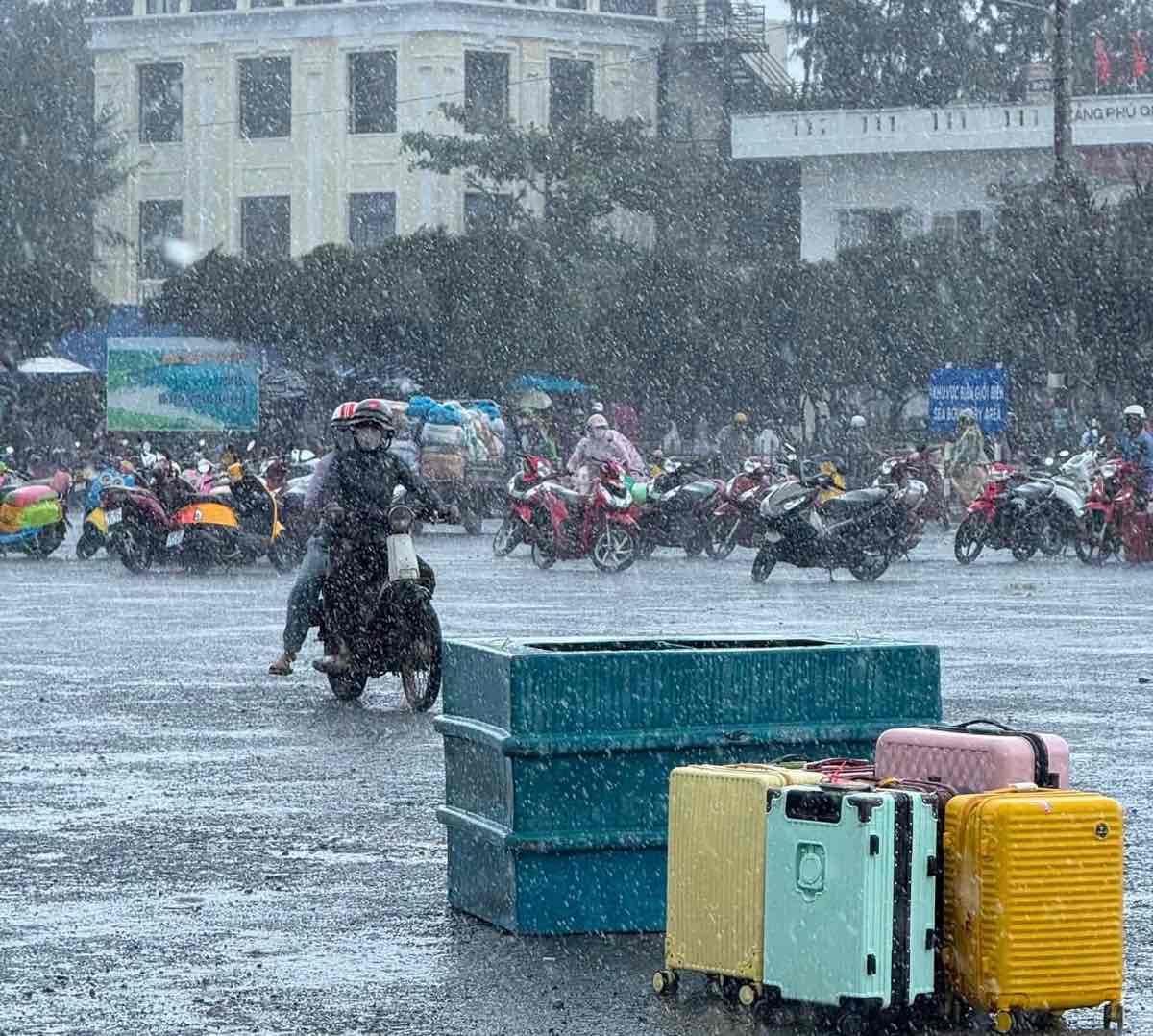 Thời tiết tại đảo Phú Quý vào cuối tháng 6 có mưa. Ảnh: Ngọc Ngân