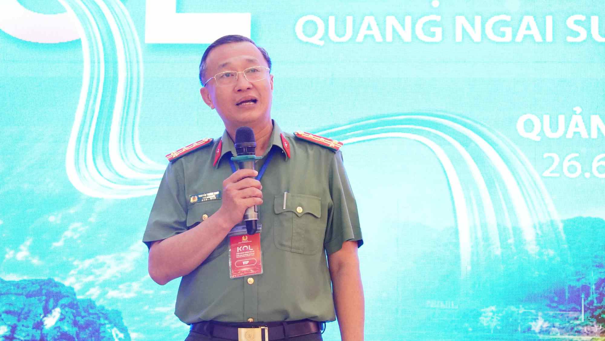 Đại tá Nguyễn Thành Long - Phó Giám đốc Công an tỉnh phát biểu tại hội nghị. Ảnh: Bảo Hòa