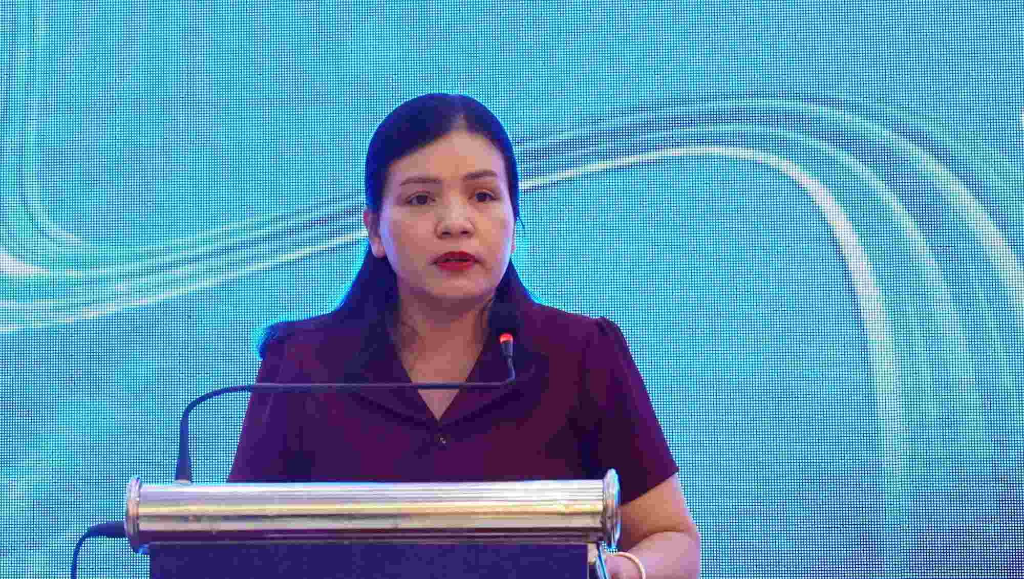 La Sra. Y Ngoc - Vicepresidenta Permanente del Comité Popular Provincial de Quang Ngai habló en la conferencia. Foto: Bao Hoa