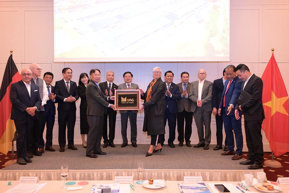 Empresas vietnamitas y alemanas firman muchos acuerdos de cooperación para la inversión en la conferencia. Foto: Departamento de Cultura, Deportes y Turismo de Tây Ninh