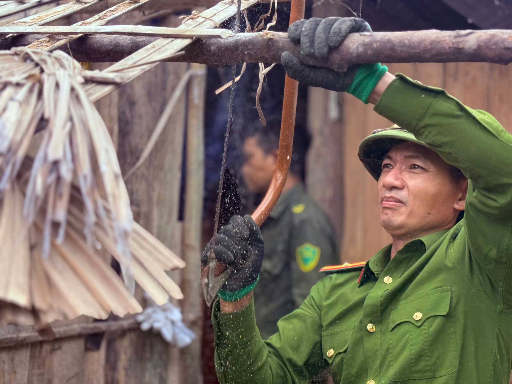 Công an xã Châu Quế giúp người dân lợp nhà trước mùa mưa bão. Ảnh: CA Lào Cai