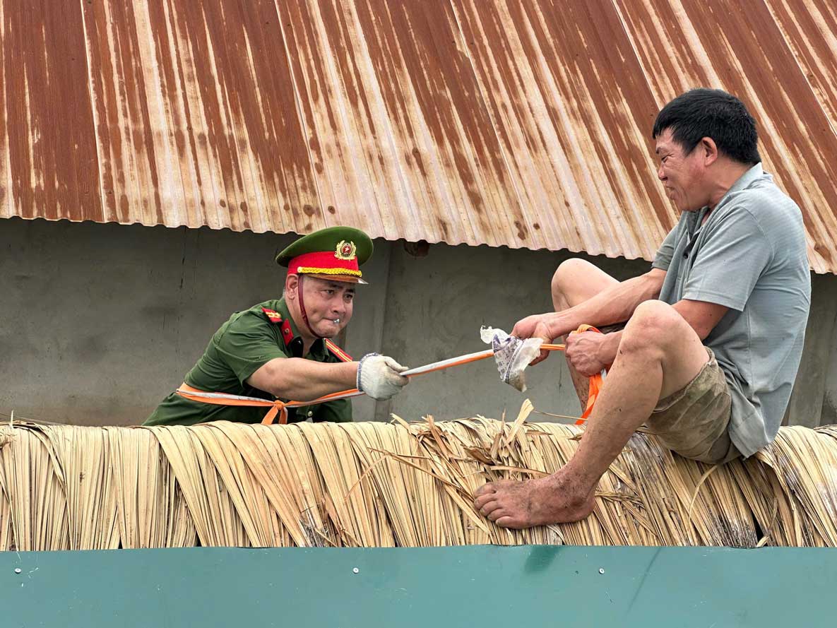 Chau Que Commune Police force coordinates to re-roof houses for households in difficult circumstances. Photo: Lao Cai Police
