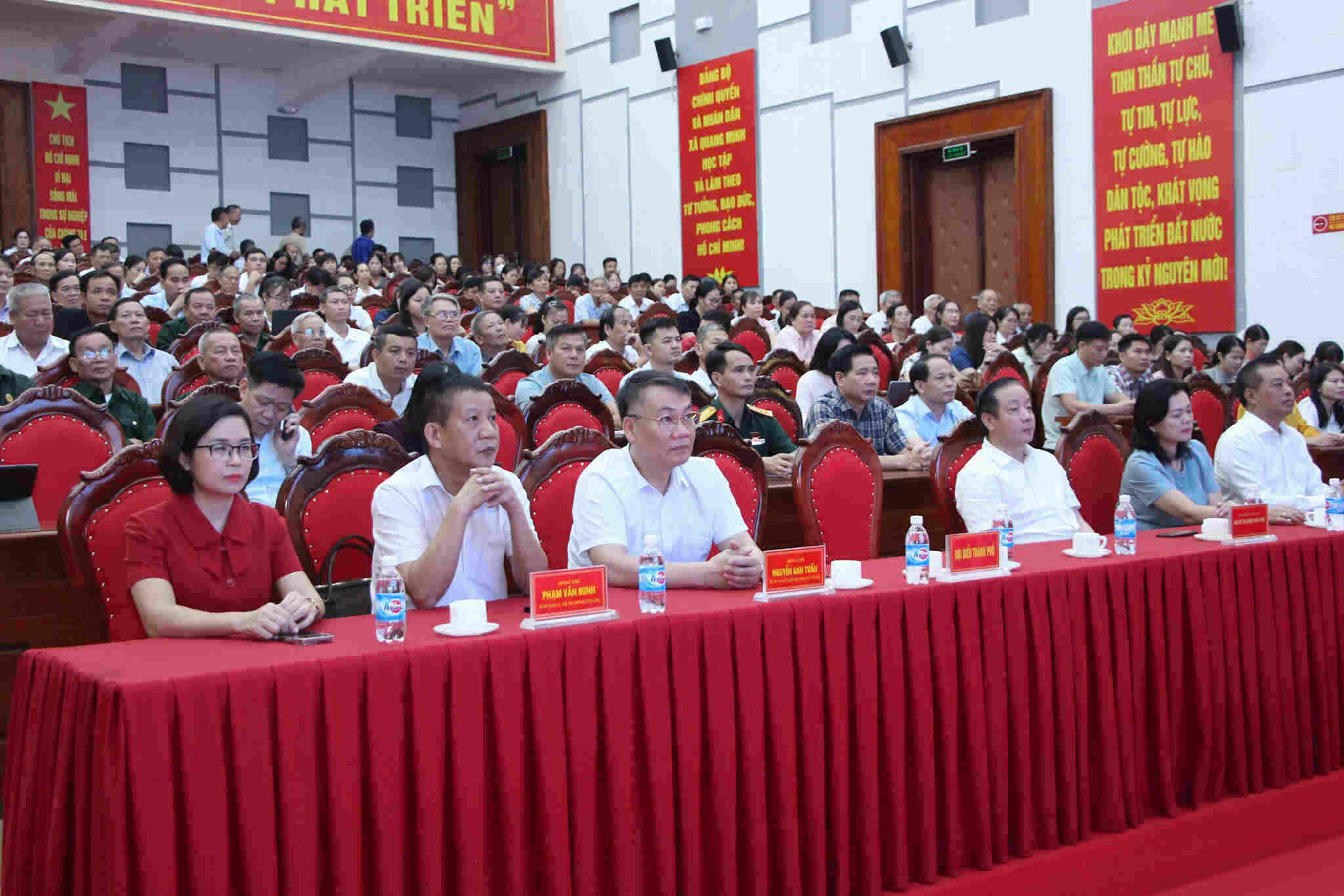 Đại biểu và cử tri tham dự hội nghị. Ảnh: Mai Hữu
