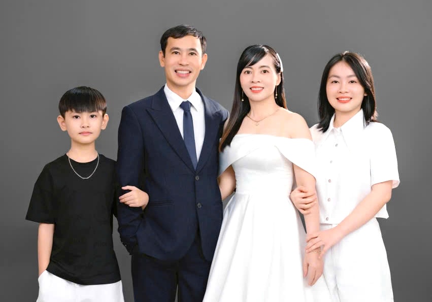 The family of Mr. Nguyen Huu Quang (TKG Taekwang Vina Joint Stock Company) was commended as a typical family of workers, civil servants, and laborers. Photo: character provided