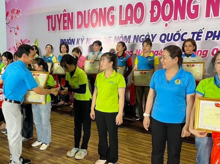 Anh Quang trong một hoạt động chăm lo đoàn viên, người lao động công ty. Ảnh: Công đoàn TKG