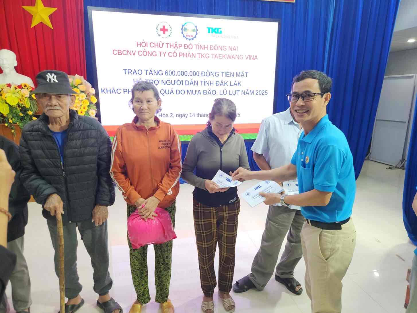 Anh Quang cùng Công đoàn và Công ty hỗ trợ đồng bào các tỉnh miền Trung bị ảnh hưởng bão lũ. Ảnh: Công đoàn TKG