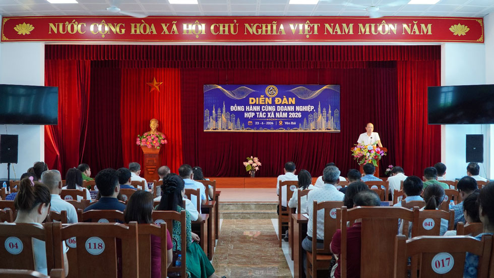 El Sr. Trần Quốc Toản, Presidente del Sindicato del barrio de Yên Bái, compartió en el foro. Foto: Bảo Nguyên