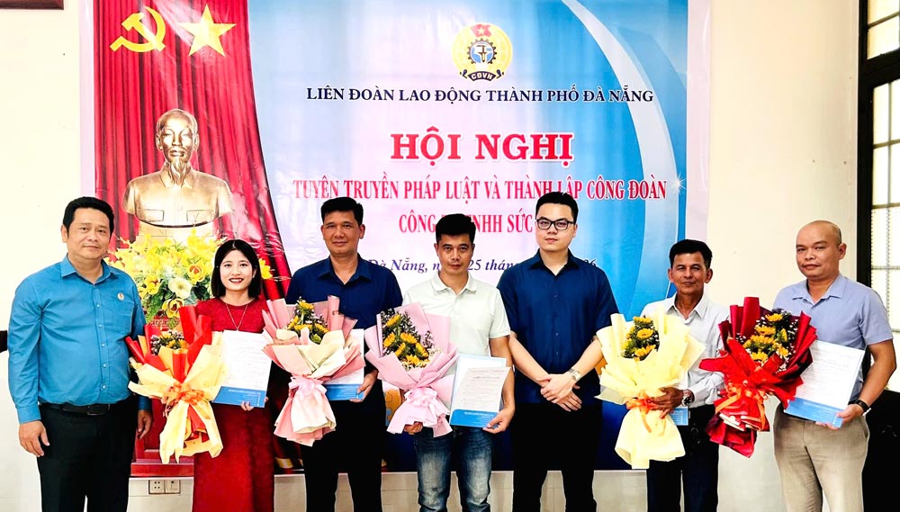 Da Nang City Labor Federation establishes 1 more grassroots trade union in Lien Chieu Industrial Park. Photo: Da Nang Trade Union