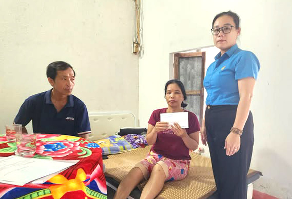 Nui Thanh Commune Trade Union joins hands to add strength to union members in difficult circumstances suffering from dangerous diseases. Photo: Da Nang Trade Union