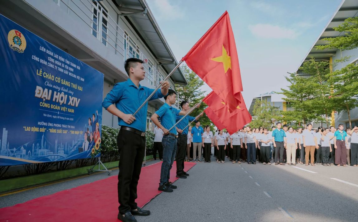 Chào cờ đầu tuần chào mừng thành công Đại hội Công đoàn Việt Nam lần thứ XIV tại Công ty TNHH Giầy Weilina Việt Nam. Ảnh: Trần Lâm